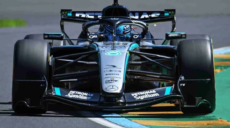 George Russell au volant de sa Mercedes W17 à Shanghai