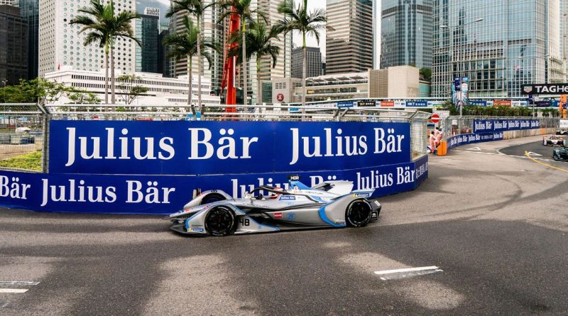 monoplace de Formule E en freinage sur circuit urbain