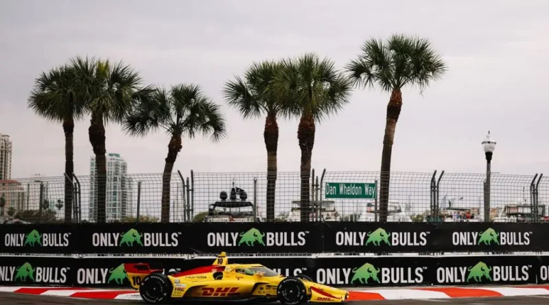 Une monoplace d'IndyCar sur le circuit de St Petersburg