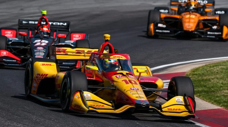 Alex Palou devançant deux autres monoplaces en IndyCar