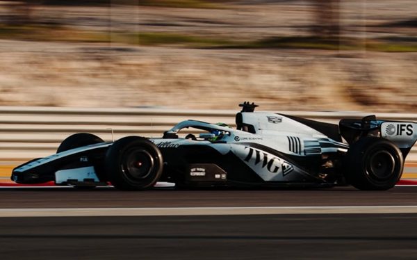 Une Cadillac en piste sur le circuit de Suzuka au GP du JApon
