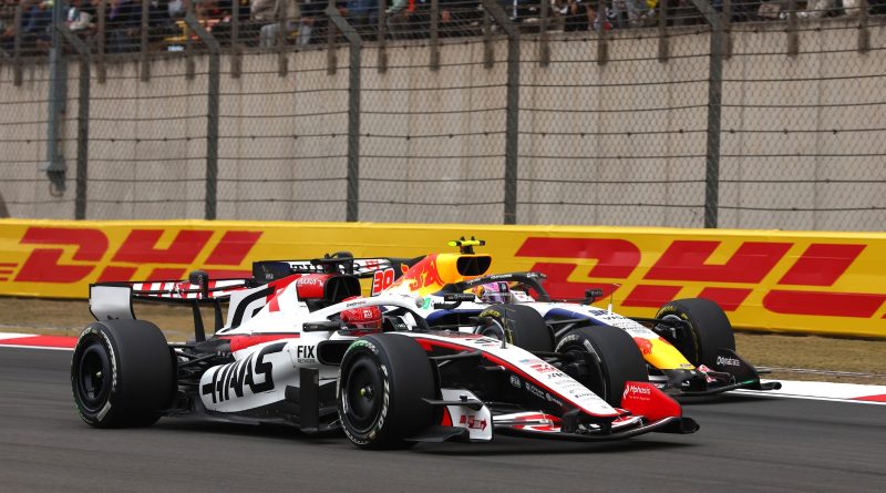 Une Haas effectuant un dépassement sur la piste en 2026