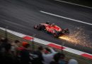 F1 moderne avec des étincelles à l'arrière