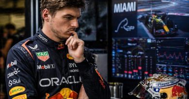 Max Verstappen dans le stand Red Bull