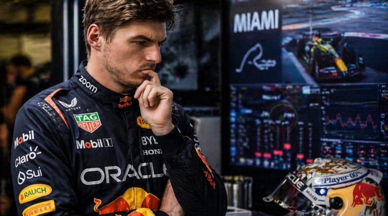 Max Verstappen dans le stand Red Bull