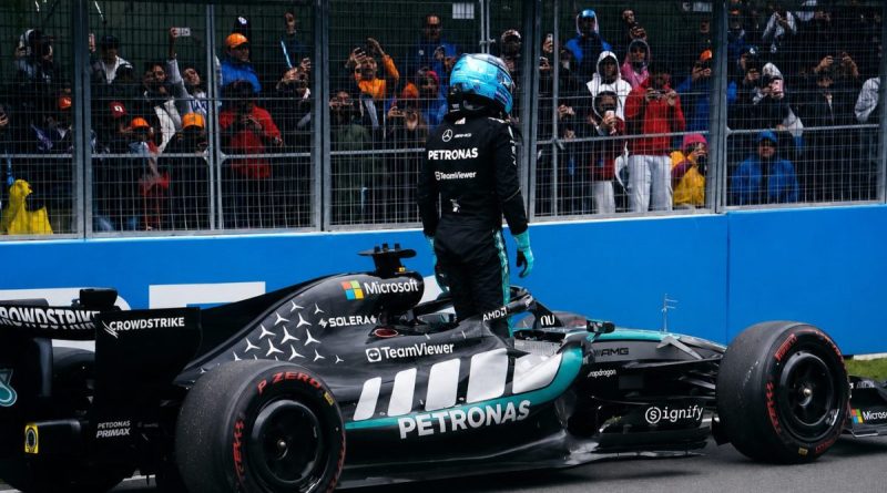 George Russell sort de sa Mercedes après son abandon dans le GP du Canada 2026