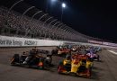 Monoplaces IndyCar roulant côte à côte de nuit sur l’ovale du World Wide Technology Raceway lors du Bommarito 500 IndyCar 2026.