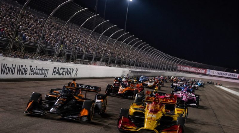Monoplaces IndyCar roulant côte à côte de nuit sur l’ovale du World Wide Technology Raceway lors du Bommarito 500 IndyCar 2026.
