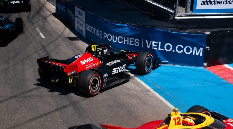 Mick Schumacher qui emmène David Malukas dans son tout droit à Détroit en IndyCar 2026